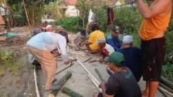 Spirit Gotong Royong di Tengah Banjir: Warga Lamongan Bangun Jembatan Lebaran Swadaya