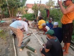 Spirit Gotong Royong di Tengah Banjir: Warga Lamongan Bangun Jembatan Lebaran Swadaya